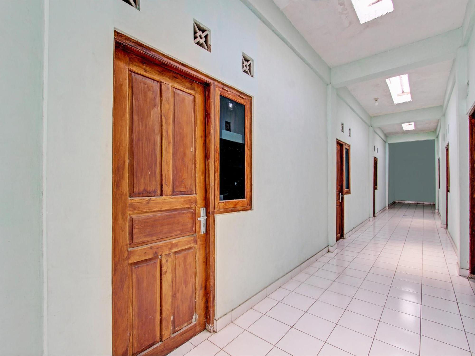 Spot On 93020 Rumah Singgah Ganjuran Bantul Esterno foto